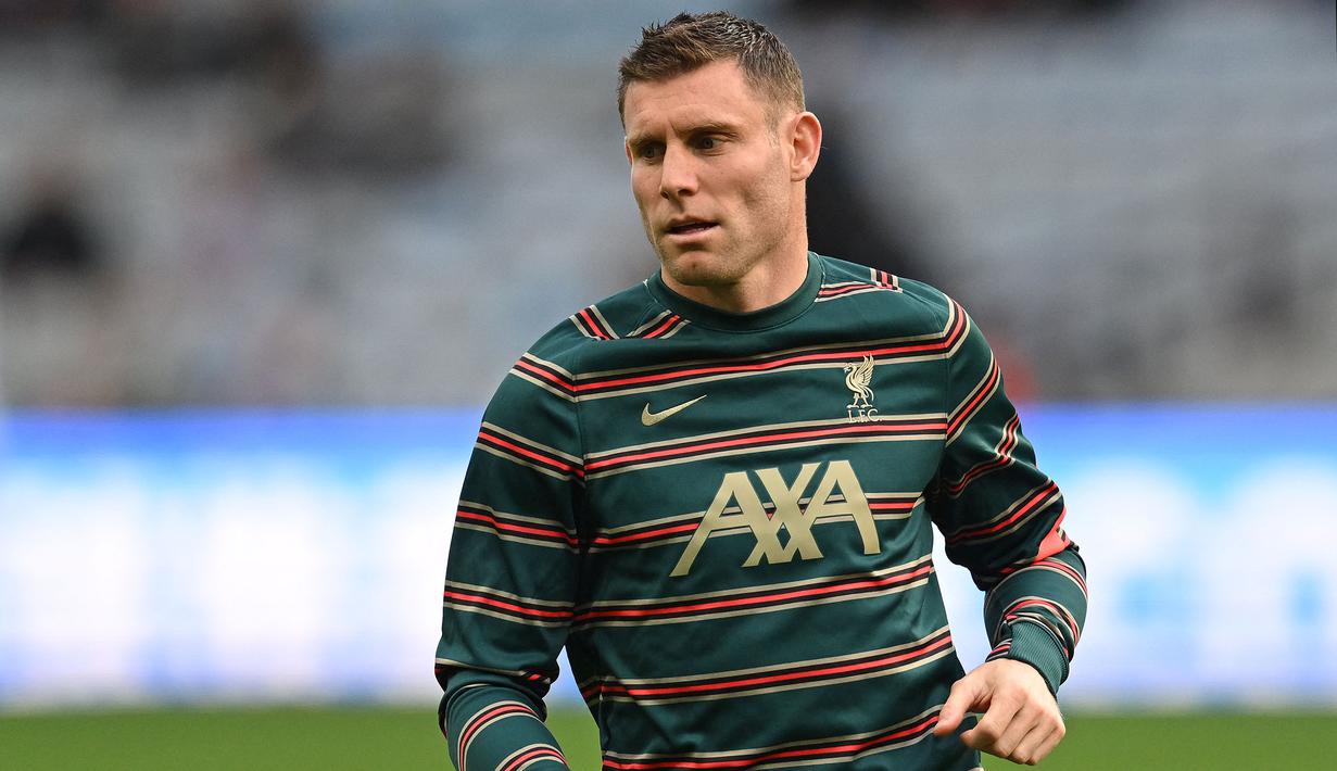 <p>James Milner dianugerahi MBE (Member of the Order of the British Empire) untuk semua yang telah dilakukannya sebagai pesepak bola dan juga badan amal. Karir gemilang wakil kapten Liverpool yang nyaris menyentuh 20 tahun resmi diakui dengan gelar kehormatan. Di luar lapangan, ia mendirikan James Milner Foundation untuk mempromosikan rekreasi yang sehat bagi kaum muda di Inggris. (AFP/Paul Ellis)</p>