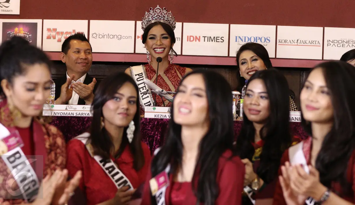 Puteri Indonesia 2016, Kezia Warouw saat jumpa pers pemilihan Puteri Indonesia 2017 di Aula Sanono Wiwoho Mangunsarkoro, Menteng, Jakarta, Selasa (21/3). Ajang pemilihan ini didukung penuh oleh Mustika Ratu. (Liputan6.com/Herman Zakharia)