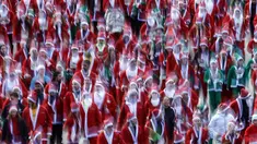 Ribuan orang yang mengenakan kostum Santa Claus berpartisipasi dalam edisi ke-14 lomba Santa Claus, sebuah lari santai sejauh 4,5 km melalui jalan-jalan Madrid pada Minggu 21 Desember 2025. Jelang perayaan Natal, sebuah gelaran lari amal melalui jalan-jalan utama kota Madrid, Spanyol digelar pada Minggu 21 Desember 2025. (OSCAR DEL POZO/AFP)