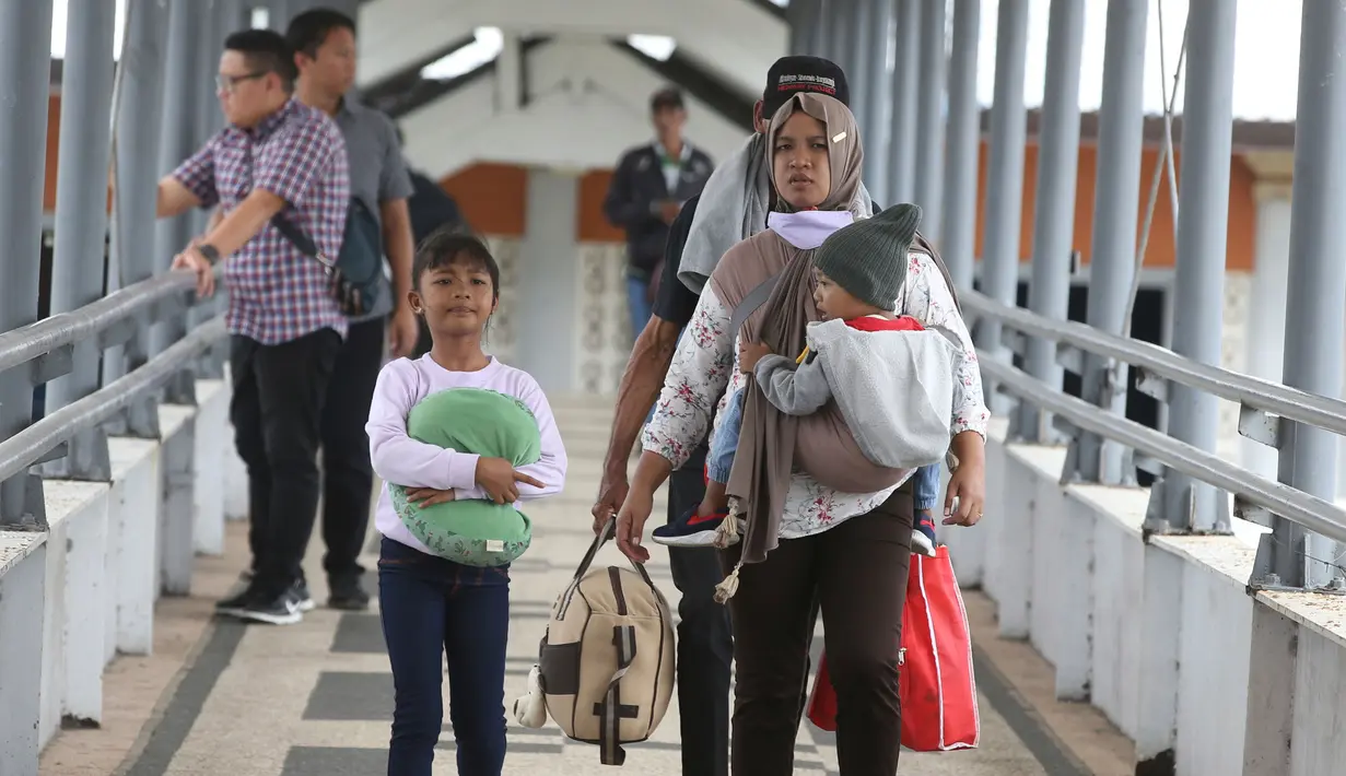 Diperkirakan puncak arus mudik Lebaran 2024 di Pelabuhan Gilimanuk, Bali menuju Ketapang, Jawa Timur terjadi pada Sabtu (6/4) hingga Minggu (7/4). (AP Photo/Firdia Lisnawati)