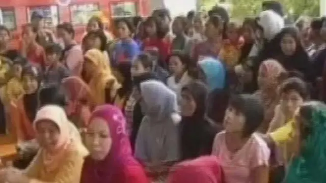 Pembagian Sembako Murah Berakhir Ricuh