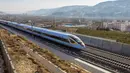 Kereta cepat melintas di jalur kereta yang menghubungkan Yinchuan dan Xi'an di Wilayah Huanxian, Provinsi Gansu, China (26/12/2020). Jalur kereta cepat baru yang menghubungkan Yinchuan, ibu kota Daerah Otonom Etnis Hui Ningxia, dengan Xi'an, mulai beroperasi Sabtu (26/12). (Xinhua/Zhang Yongxin)