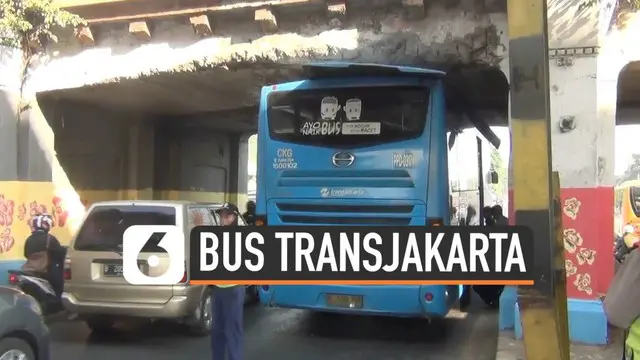 Sebuah bus Transjakarta tersangkut di bawah jembatan kereta api Jatinegara. Sang sopir lalai dan tidak mengikuti rambu-rambu lalu lintas yang telah ada.
