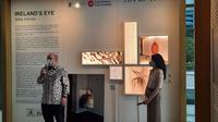 Duta Besar Irlandia untuk Indonesia Padraig Francis saat membuka acara pameran seni Ireland Eye di WTC 2 Jakarta, Rabu, 8 Juni 2022 (dok. Liputan6.com/Komarudin)
