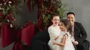 Fotografer memotret banyak foto candid keluarga Rianti Cartwright dengan apik. Tawa Rianti Cartwright dan suami di foto ini sangat natural ketika melihat tingkah anaknya. Dikenal sebagai anak artis yang cukup aktif, dari sederet foto yang diunggah Rianti di Instagramnya, sang anak tampak bertingkah lucu dan menikmati setiap momen pemotretan bertema Natal ini. (Liputan6.com/IG/@riantic)