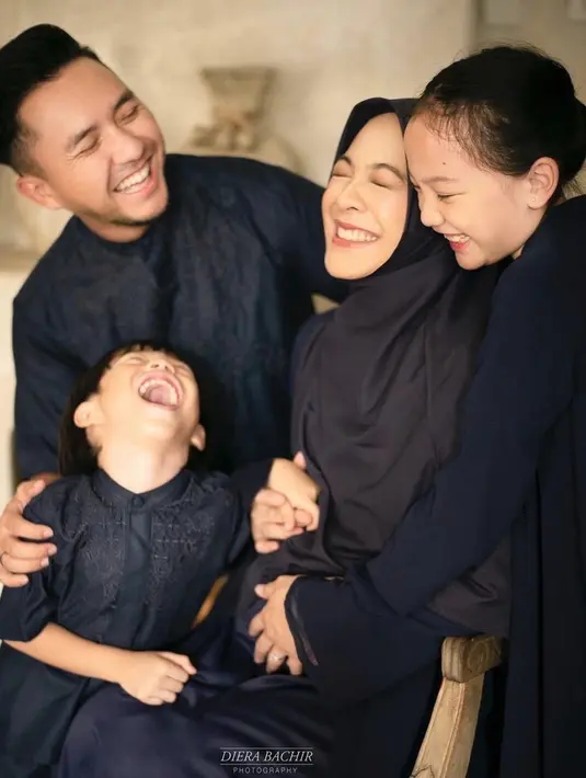 Diabadikan oleh Diera Bachir Photography, beragam bidikan cantiknya perlihatkan kehangatan keluarga pasangan artis yang menikah pada 2012 ini. Foto candid canda tawa keluarga kecil ini memperlihatkan betapa hangatnya kebersamaan Dian Ayu dan Ananda Omesh bareng dua buah hati dan calon anak ketiganya. (Liputan6.com/IG/@dianayulestari)