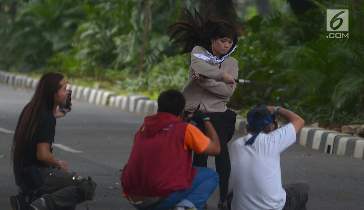 Sejumlah fotografer melakukan sesi foto model di kawasan Bundaran HI,Jakarta, Sabtu (16/6). Di hari kedua lebaran fotografer memanfaatkan jalan kosong untuk hunting model bersama. (Merdeka.com/Imam Buhori)