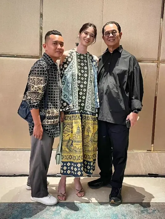 Laura Basuki tak kalah memesona saat hadir di show Studio 133 Biyan. Dress panjang yang dikenakan Laura Basuki memiliki detail lengan cut-out yang kemudian menyambung seperti cape. [Foto: Instagram/hagaipakan]