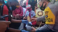 Foto: Kapolda NTT Irjen pol Lotharia Latif saat menyerahkan bantuan kaki palsu untuk Yesi Ndun bocah difabel di Kecamatan Takari, NTT (Liputan6.com/Ola Keda)