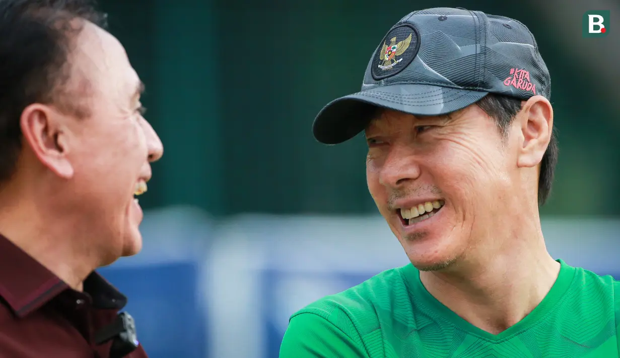 <p>Pelatih kepala Timnas Indonesia U-20, Shin Tae-yong (kanan) berbincang dengan Ketua Umum PSSI, Mochamad Iriawan saat latihan persiapan Kualifikasi Piala Asia U-20 2023 yang berlangsung di Lapangan A Gelora Bung Karno, Jakarta, Selasa (30/08/2022). (Bola.com/Bagaskara Lazuardi)</p>