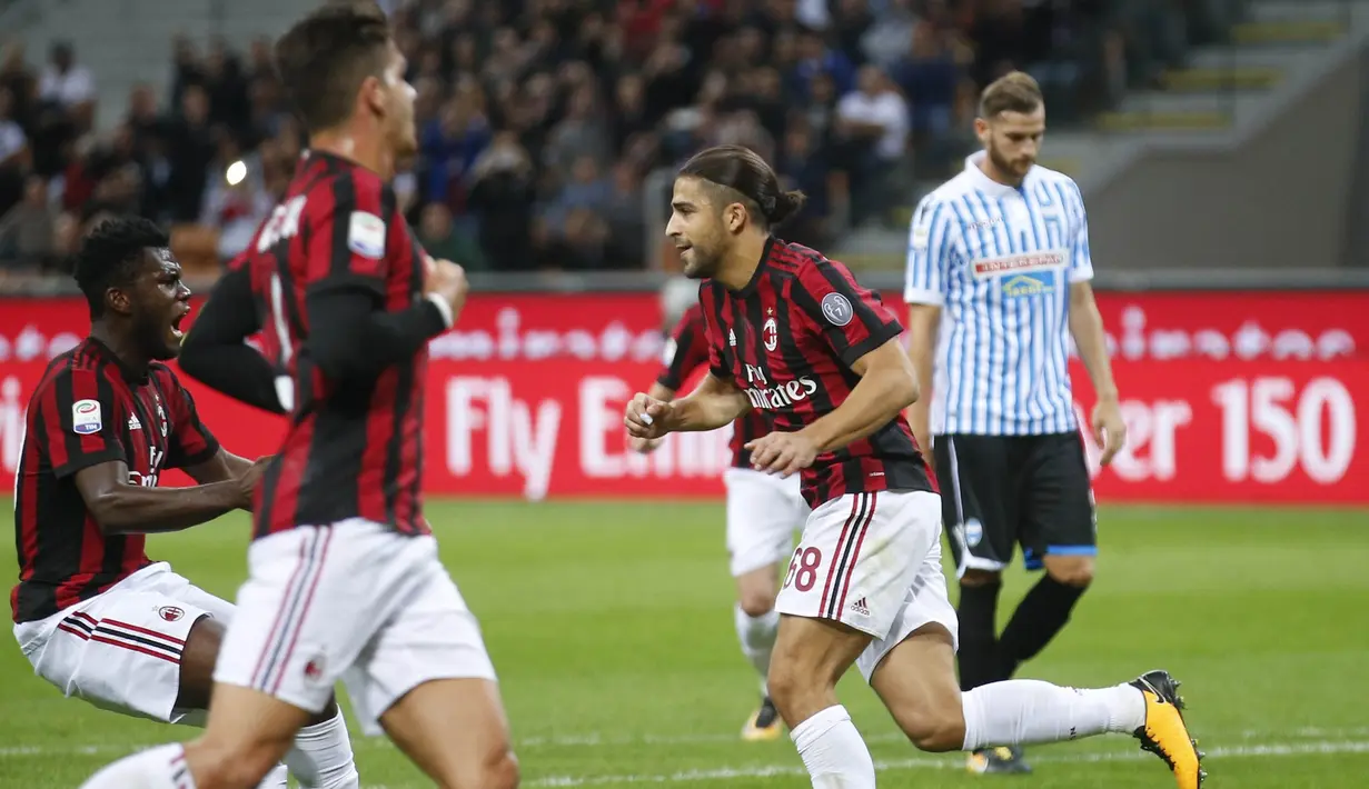 Gelandang AC Milan, Ricardo Rodriguez, melakukan selebrasi usai mencetak gol ke gawang SPAL pada laga Serie A Italia di Stadion San Siro, Rabu (20/9/2017). AC Milan menang 2-0 atas SPAL. (AP/Antonio Calanni)