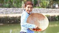 Susi Pudjiastuti asyik panen buah dan sayuran di kebunnya (dok.instagram/@susipudjiastuti/https://www.instagram.com/p/CT5_JKWptZA/Komarudin)