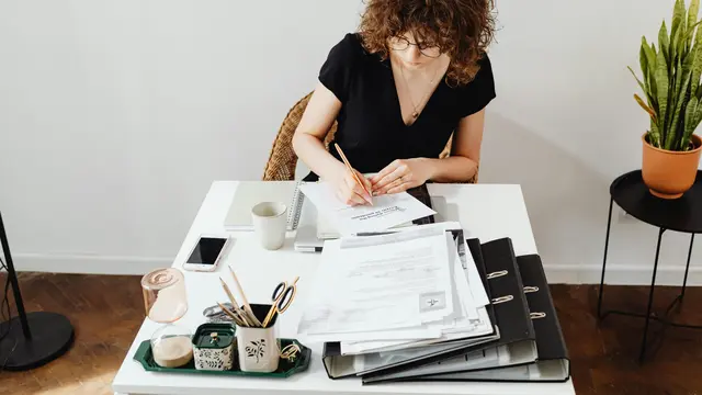 Fokus Kerja Mulai Menurun Sebelum Jam Pulang? Yuk, Coba Ritual Midday Reset 5 Menit untuk Jaga Produktivitas.
