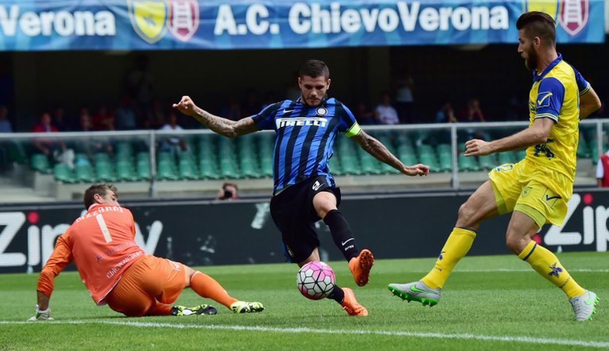Kapten Inter Milan, Mauro Icardi (tengah) mencetak gol ke gawang Chievo Verona dalam lanjutan Serie A Italia di Stadion Marc Antonio Bentegodi, Verona, Minggu (20/9/2015). (AFP Photo/Giuseppe Cacace)