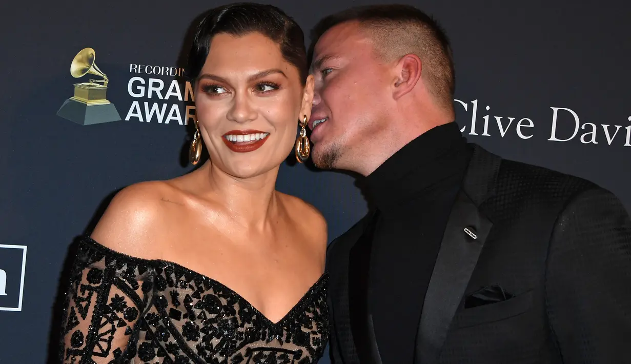 Penyanyi Jessie J dan aktor Channing Tatum menghadiri Pre-Grammy Gala dan acara penghormatan untuk ikon industri musik di Beverly Hills, California, Minggu (25/1/2020). Dua bulan setelah putus, kini Jessie J dan  Channing Tatum kembali memamerkan kemesraan mereka di red carpet. (Mark RALSTON/AFP)