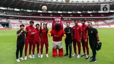 Pelatih Timnas Indonesia Shin Tae-yong (keempat kanan) bersama pemain Timnas U-20 saat Hitung Mundur 100 Hari Menuju Piala Dunia U-20 di Stadion Utama Gelora Bung Karno, Jakarta, Kamis (9/2/2022). Piala Dunia U-20 2023 akan digelar di Indonesia mulai 20 Mei hingga 11 Juni mendatang di Stadion Utama Gelora Bung Karno. (Liputan6.com/Johan Tallo)