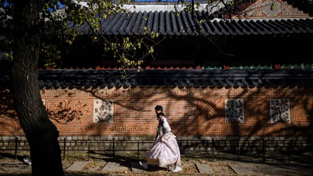 Sensasi Mengenakan Pakaian Tradisional Korea di Halaman Istana Gyeongbokgung