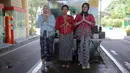 Dalam rangka memperingati Hari Kartini, para karyawati Taman Impian Jaya Ancol tampil berkebaya. (Liputan6.com/Herman Zakharia)