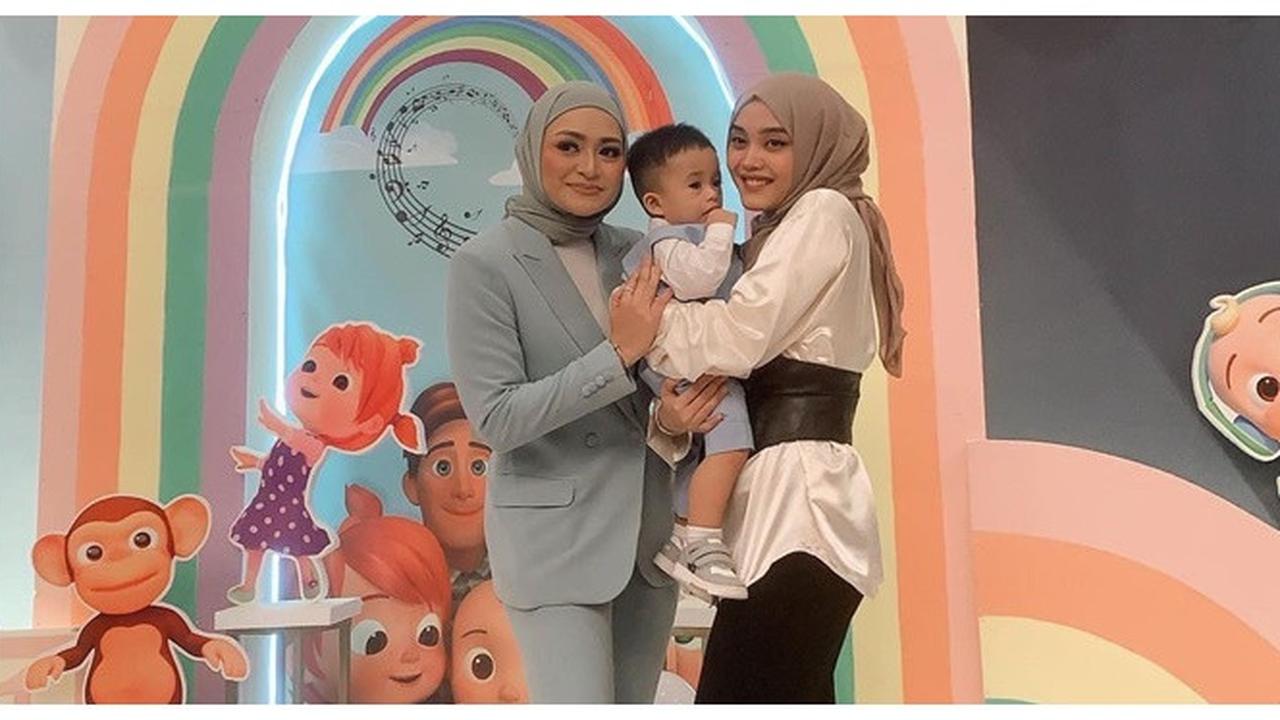 6 Potret Akur Putri Delina dan Nathalie Holscher di Ulang Tahun Baby Adzam
