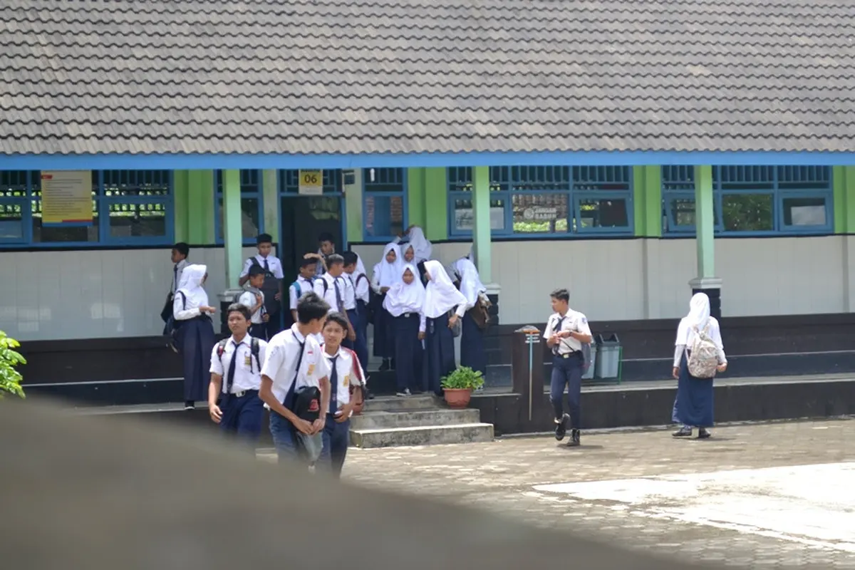 Siswa di SMP Negeri 3 Gandrungmangu, Cilacap seusai USBN. (Foto: Liputan6.com/Muhamad Ridlo)