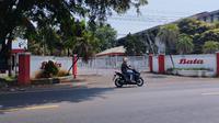 Pabrik sepatu Bata di Jalan Raya Cibening, Kecamatan Bungursari, Kabupaten Purwakarta tampak sepi karena sudah tak lagi beroperasi. foto (Liputan6.com/Asep Mulyana)