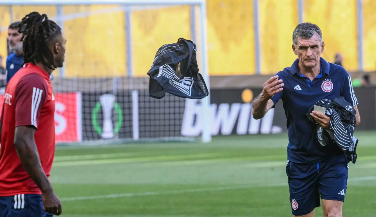 Jelang final UEFA Conference League 2023/2024, Olympiakos menjalani sesi latihan resmi. (Angelos TZORTZINIS/AFP)