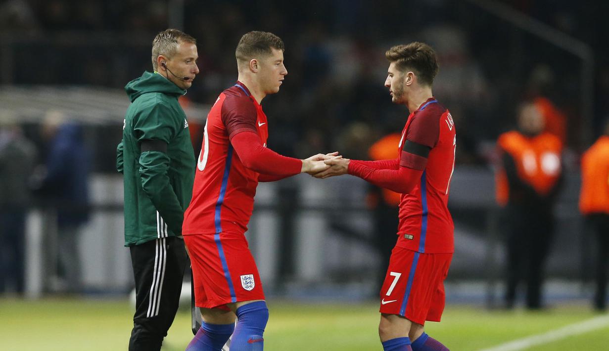 Ross Barkley (kiri), gelandang Everton ini menambah kokohnya lini tengah Inggris saat melibas Jerman di Olympiastadion, Berlin, Minggu (27/3/2016) dini hari WIB. (Action Images via Reuters/Carl Recine)