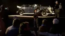 Petugas berjaga di dekat mobil Mercedes-Benz 770K Grosser Open Tourer milik Adolf Hitler yang di Scottsdale, Arizona, AS, (17/1). Mobil dengan nomor registrasi asli IA 148461 ini pernah dipakai Hitler untuk berkeliling Eropa. (AFP Photo/Laura Segall)