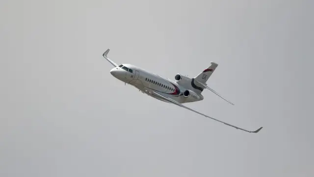 New Dassault Falcon 8X terbang di Paris Air Show 2017. (istockphoto.)