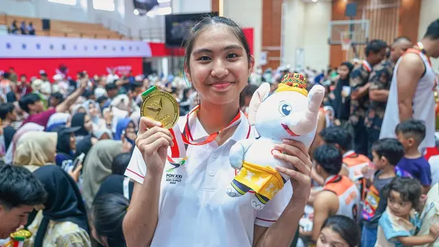 6 Potret Darius Sinathrya dan Donna Agnesia Bangga Keponakan Raih Emas di PON 2024