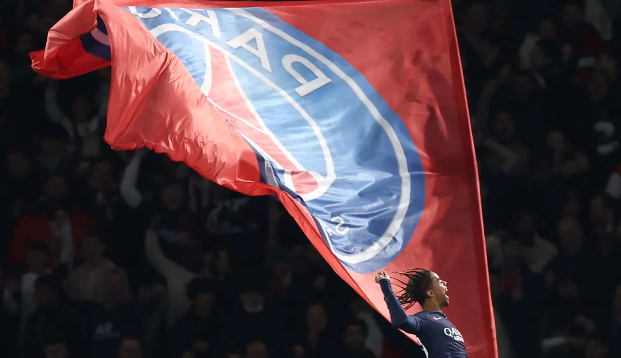 Penyerang Paris Saint-Germain (PSG) Bradley Barcola merayakan gol kedua timnya saat pertandingan sepak bola leg pertama babak 16 besar Liga Champions melawan Real Sociedad di Stadion Parc des Princes, Paris, pada 14 Februari 2024. (FRANCK FIFE/AFP)