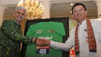 Gubernur DKI Jakarta, Basuki T Purnama (kiri) bersalaman dengan Presiden Direktur Nestle Indonesia, Rashid Qureshi usai usai konferensi pers Jakarta International 10k, di Balai Kota, Jumat (22/5/2015). (Liputan6.com/Herman Zakharia)