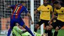 Striker Barcelona, Neymar, berusaha mencetak gol ke gawang Malaga dalam lanjutan La Liga di Camp Nou, Barcelona, Sabtu (19/11/2016). (AFP/Lluis Gene)