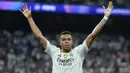 <p>Gol Kylian Mbappe yang dicetak lewat titik putih pada menit ke-28 berhasil menyamakan kedudukan dan membuat stadion Santiago Bernabeu kembali bergemuruh. (Thomas COEX/AFP)</p>