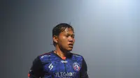 Winger Arema, Adam Alis saat tampil di laga pertama Piala Presiden 2022 lawan PSM Makassar. (Iwan Setiawan/Bola.com)