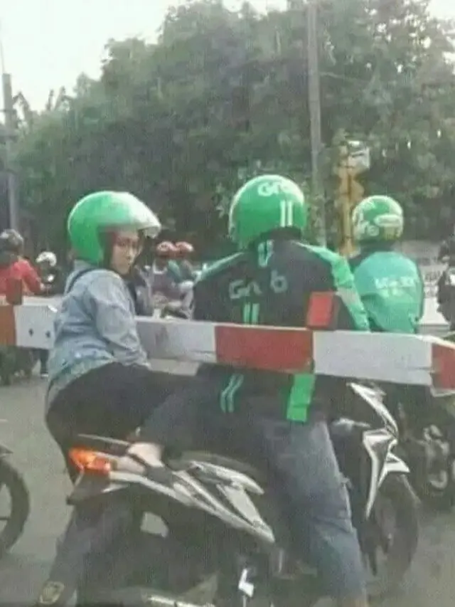 6 Potret Pengendara Motor Terjebak di Pintu Palang Kereta Api Ini Bikin Deg-degan