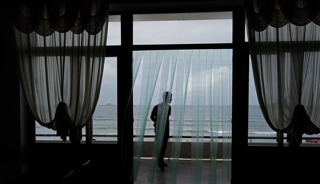 Seorang pria menikmati suasana pantai Sijung Ho di luar sebuah restoran di Korea Utara Utara (14/7/2019). Pantai Sijung Ho merupakan tujuan wisata populer bagi penduduk lokal dan asing. (AP Photo/Vincent Yu)