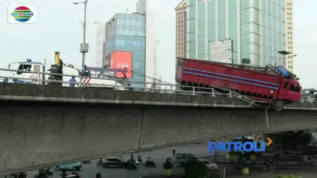 Tabrak pembatas jalan layang Tol Dalam Kota Slipi, Jakarta Barat, sebuah truk tanpa muatan nyaris terjun bebas.
