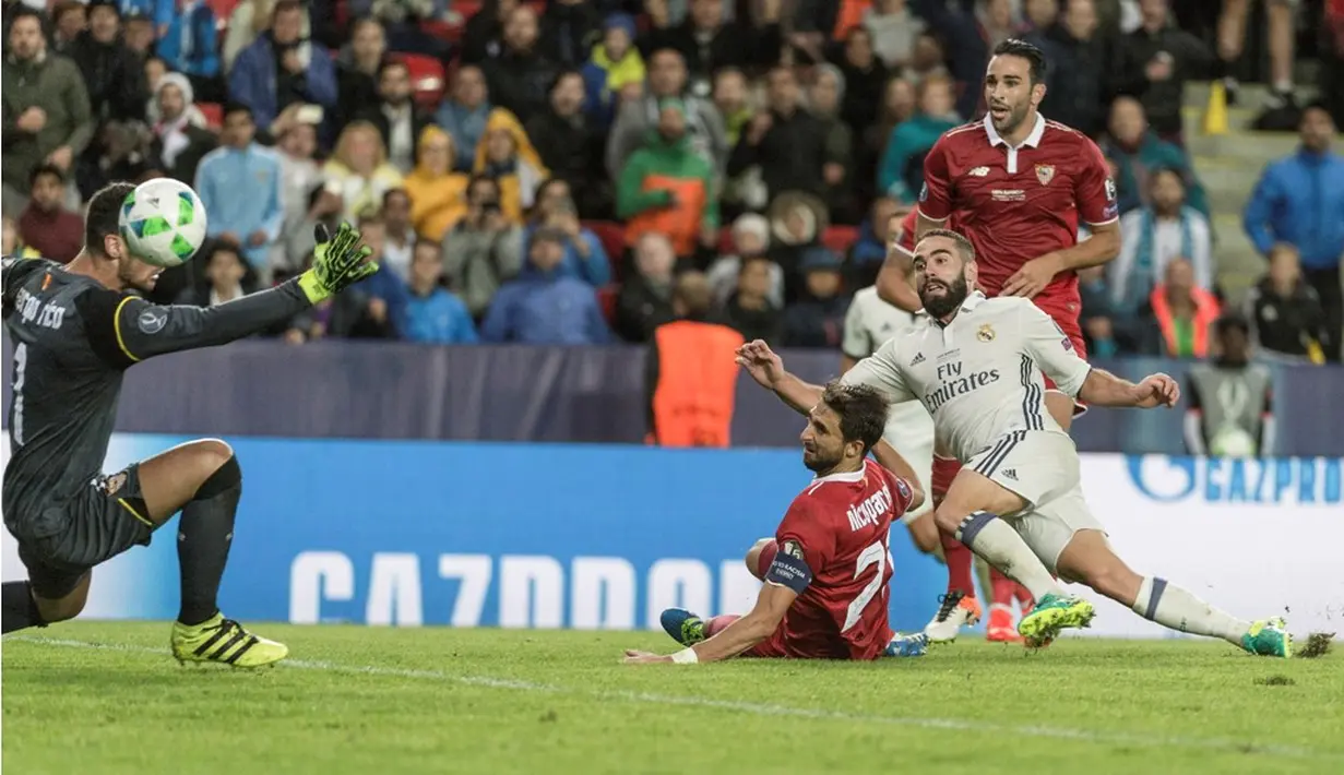 Pemain Real Madrid, Daniel Carvajal, saat mencetak gol penentu kemenangan atas Sevilla pada laga Piala Super Eropa 2016 di Stadion Lerkendal, Rabu (10/8/2016) dini hari WIB. (AFP/Jonathan Nackstrand)
