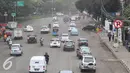 Kendaraan melintasi jalan yang sedang dalam proses perbaikan di kawasan Gambir, Jakarta, Selasa (14/6). Jalan yang rusak serta dipenuhi debu tersebut membuat pengendara harus lebih berhati-hati karena cukup berbahaya. (Liputan6.com/Immanuel Antonius)