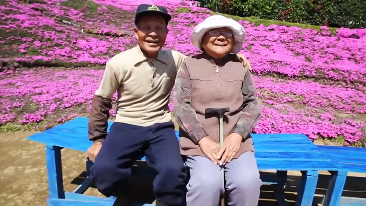 Romantis, Kakek Ini Buat Taman Bunga untuk Istrinya yang Buta