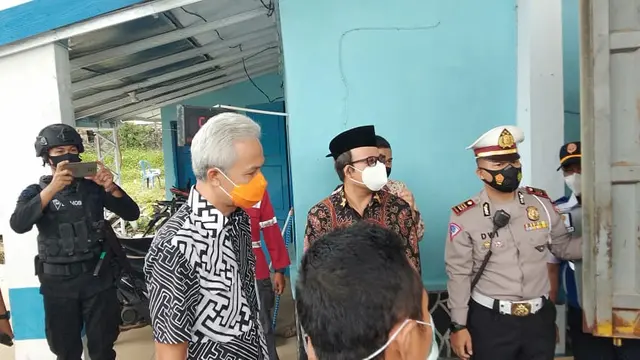Gubernur Jawa Tengah Ganjar Pranowo mengecek posko penyekatan mudik di Ajibarang, Banyumas, Jawa Tengah. (Foto: Liputan6.com/Humas Pemkab Banyumas)