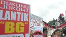 Ratusan massa membawa beragam atribut saat unjuk rasa mendukung Jokowi untuk melantik Budi Gunawan menjadi Kapolri, Jakarta, Senin (16/2/2015). (Liputan6.com/Herman Zakharia)
