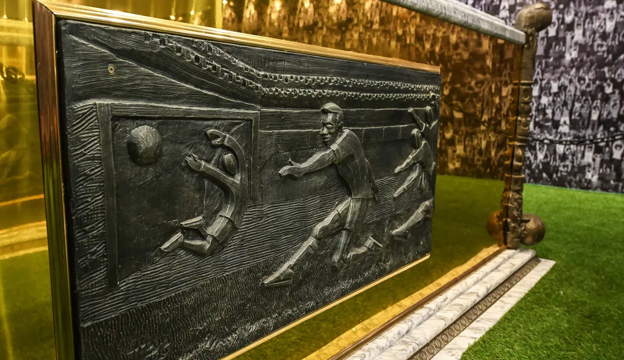 Untuk saat ini, pengunjung yang datang ke makam dibatasi hingga 60 orang per hari, setelah melalui mengisi formulir pendaftaran di website pemakaman. (NELSON ALMEIDA / AFP)