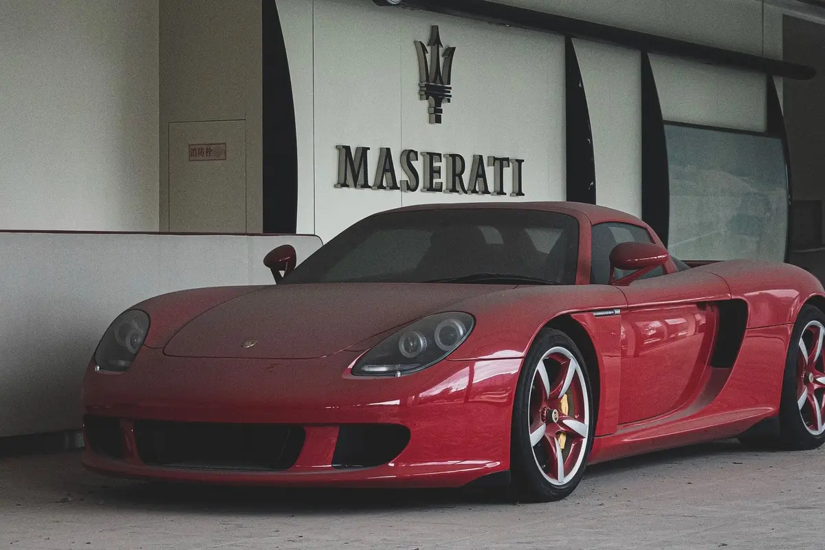 Seperti dilansir Carscoops, Selasa (11/8/2020), terlihat Porsche Carrera GT, Ferrari 575 Superamerica, dan C5 Corvette Z06 dibiarkan terbengkalai di dalam dealer.