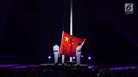 Pengibaran bendera China saat penutupan Asian Games 2018 di Stadion Utama GBK, Jakarta, Minggu (2/9). China akan menjadi tuan rumah Asian Games 2022. (Merdeka.com/Imam Buhori)