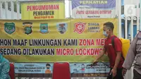 Petugas menyemprotkan disinfektan di RW 03, Kelurahan Gandasari, Kecamatan Jatiuwung, Kota Tangerang, Rabu (9/6/2021). Pemerintah setempat menerapkan lockdown skala mikro setelah 57 warga di kawasan tersebut terkonfirmasi positif COVID-19. (Liputan6.com/Angga Yuniar)