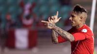Jose Paolo Guerrero merayakan gol kedua yang dicetaknya ke gawang Bolivia. (REUTERS/Jorge Adorno)