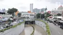 Banjir merendam Underpass Senen, Jakarta, Selasa (25/2/2020). Hujan deras yang mengguyur Ibu Kota sejak dini hari tadi menyebabkan Underpass Senen terendam banjir setinggi dua meter sehingga mengakibatkan akses Cempaka Putih-Pasar Senen terputus. (merdeka.com/Iqbal Nugroho)