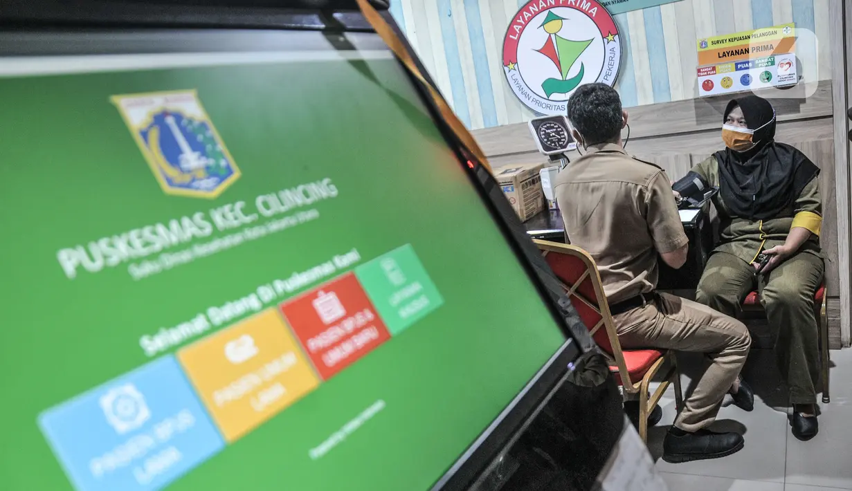 Tenaga kesehatan menjalani pemeriksaan sebelumn vaksinasi  booster di Puskesmas Kecamatan Cilincing, Jakarta Utara, Senin (9/8/2021). Menkes Budi Gunadi Sadikin mengatakan vaksin booster untuk tenaga kesehatan (nakes) ditargetkan selesai pada minggu kedua Agustus 2021. (merdeka.com/Iqbal S. Nugroho)